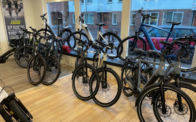 <p>Bij Sloot2Wielers ontdekt u een uitgebreide collectie kwaliteitsfietsen van gerenommeerde merken. Of u nu op zoek bent naar een comfortabele stadsfiets, een krachtige elektrische fiets, een sportief model of een veilige kinderfiets.</p>
