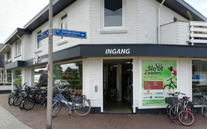 <p>Sloot2wielers is ooit begonnen in Mei 2013 aan de St. Annabrinkstraat 1 in Delden.<br />
De winkel is vernoemd naar Maurice Sloot. Na jarenlang werkzaam te zijn in de fietsenbranche, vond hij het tijd voor een eigen zaak.</p>
