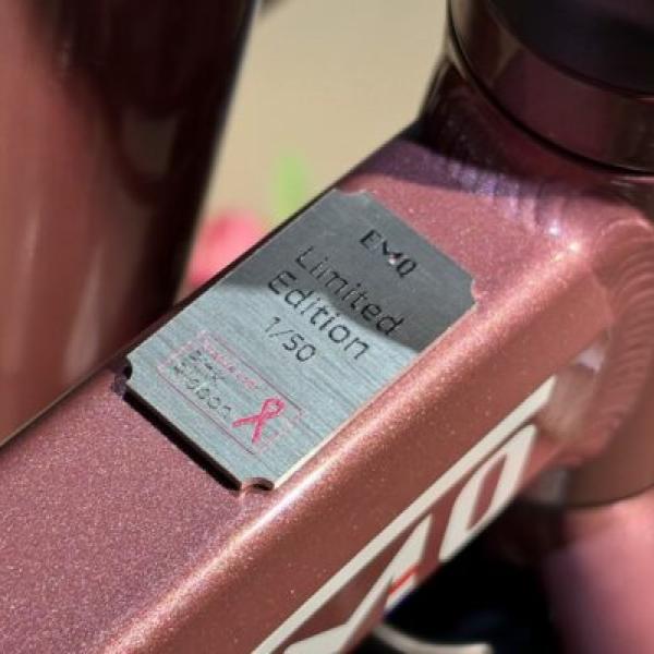 EMQ steunt Pink Ribbon met roze limited edition
